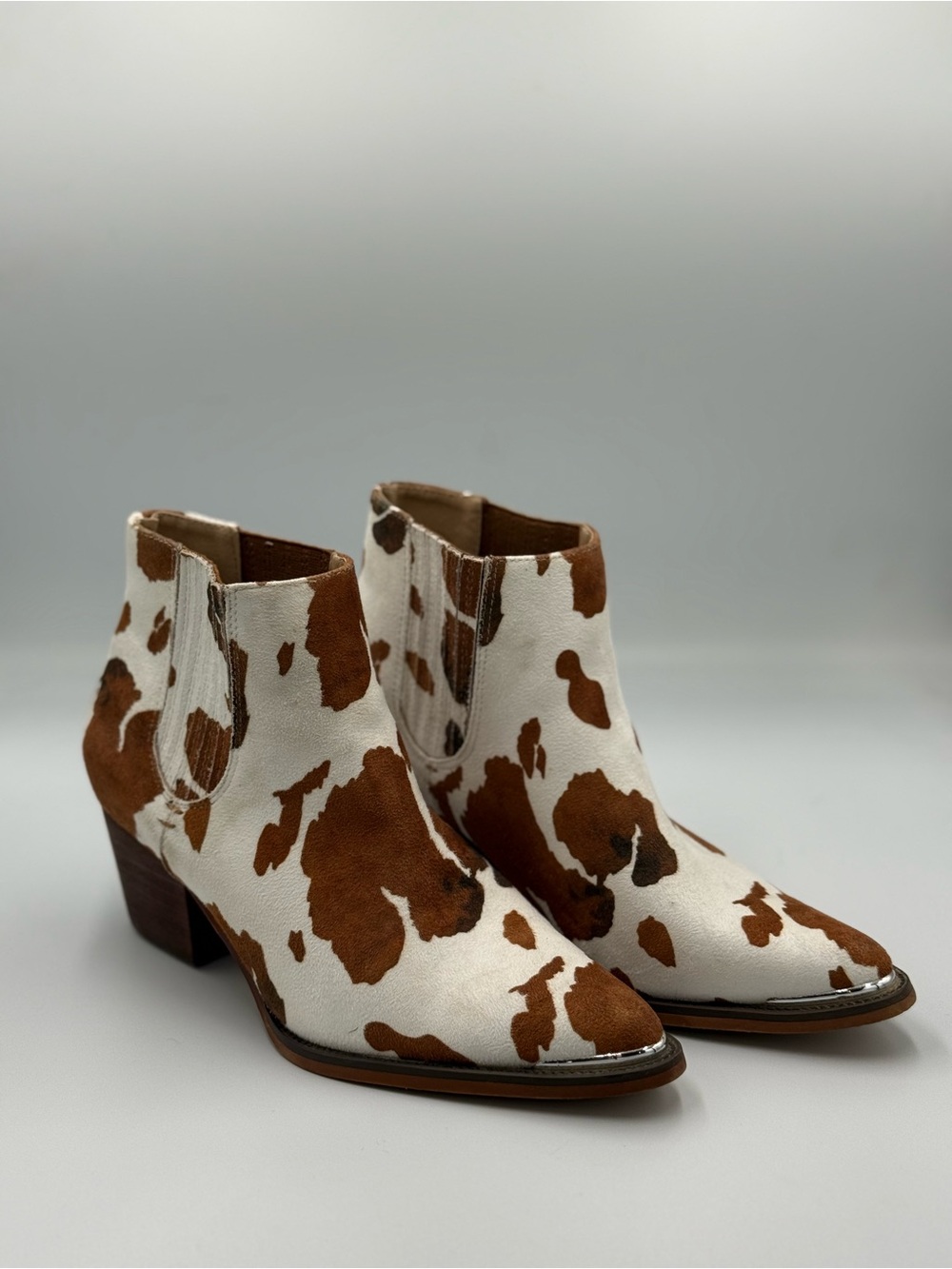 ARIDER GIRL Cowhide Print Ankle Booties in White & Brown